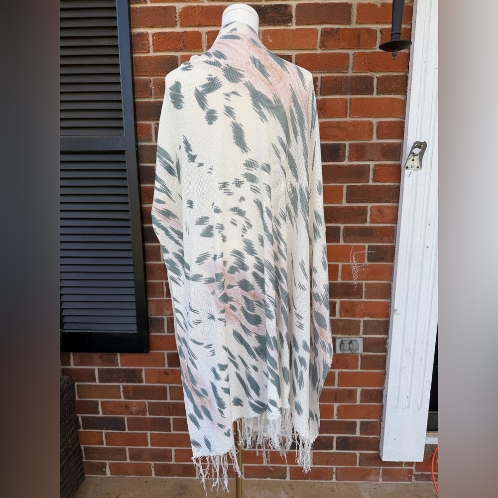 Lightweight Cream and Gray Floral Kimono With Fringe Details - Picture 4 of 4
